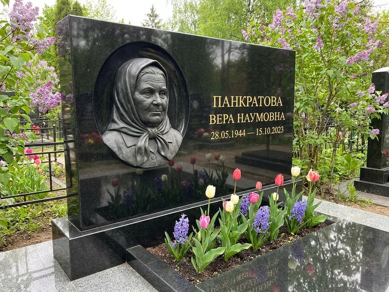Памятник с барельефом — выполненная работа 26 в Санкт-Петербурге