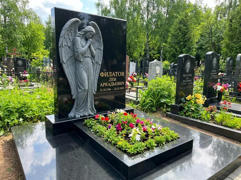 Памятник с барельефом — выполненная работа 31 в Санкт-Петербурге