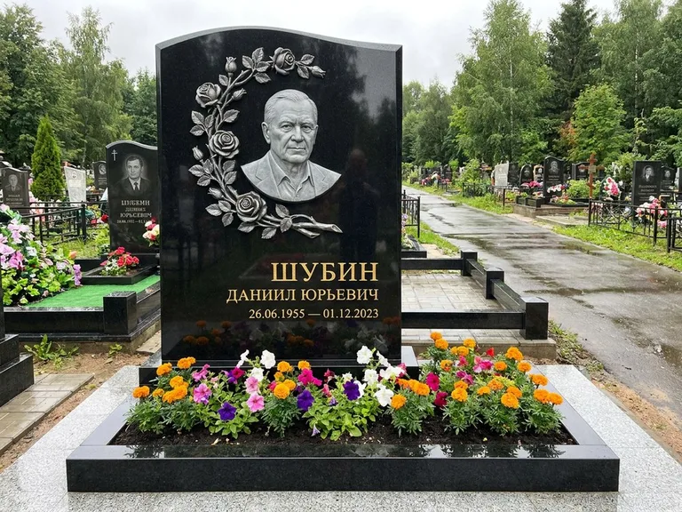 Памятник с барельефом — выполненная работа 34 в Санкт-Петербурге