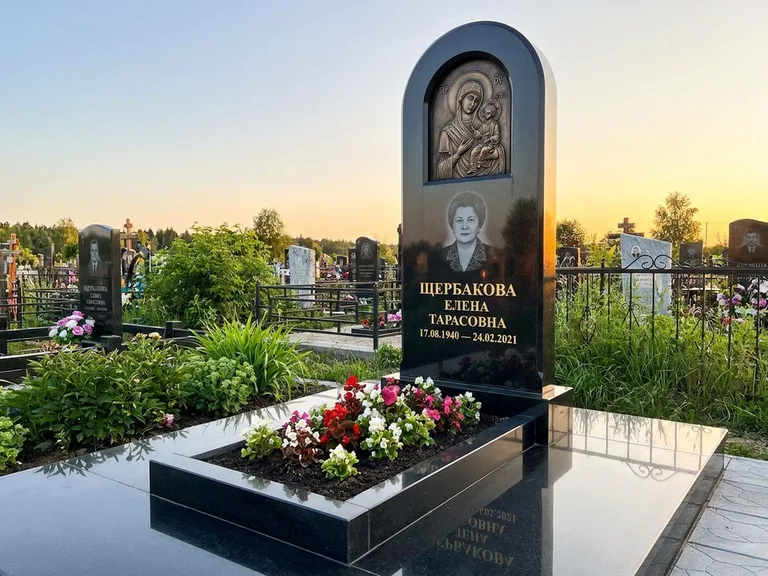 Памятник с барельефом — выполненная работа 35 в Санкт-Петербурге