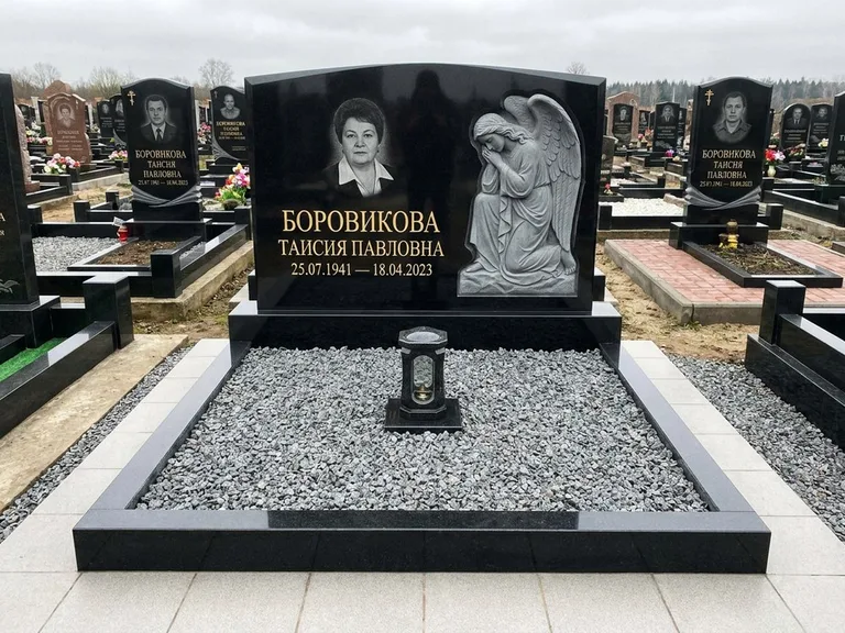 Памятник с барельефом — выполненная работа 38 в Санкт-Петербурге