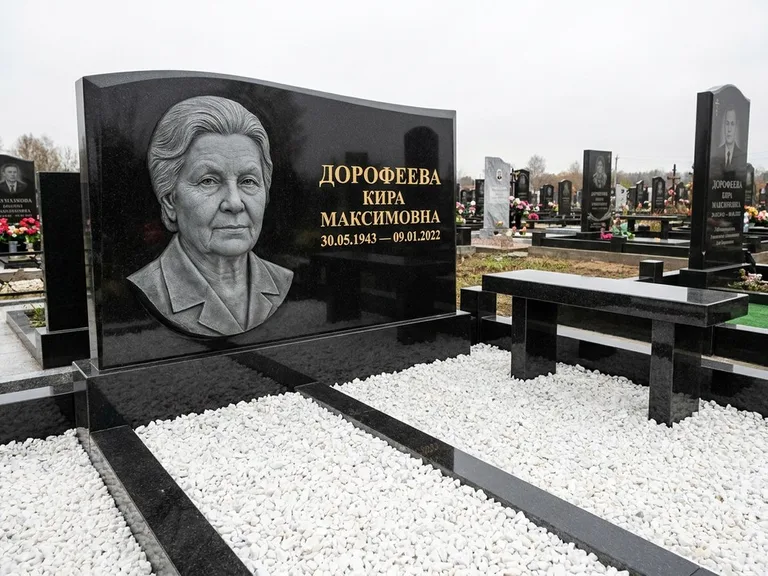 Памятник с барельефом — выполненная работа 41 в Санкт-Петербурге