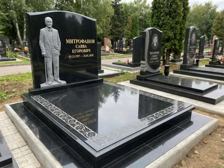 Памятник с барельефом — выполненная работа 48 в Санкт-Петербурге