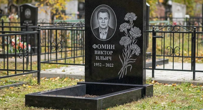 Памятник с гравировкой гвоздик — выполненная работа «Фомин» в Санкт-Петербурге