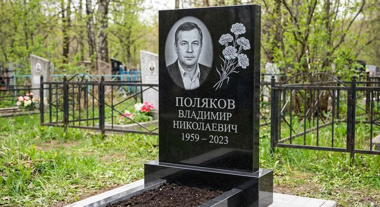 Памятник с гравировкой гвоздик — выполненная работа «Поляков» в Санкт-Петербурге