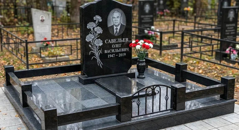 Памятник с гравировкой гвоздик — выполненная работа «Савельев» в Санкт-Петербурге