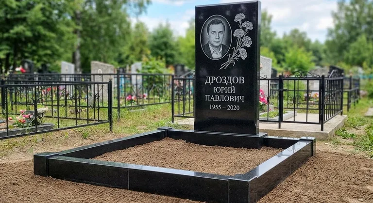 Памятник с гравировкой гвоздик — выполненная работа «Дроздов» в Санкт-Петербурге