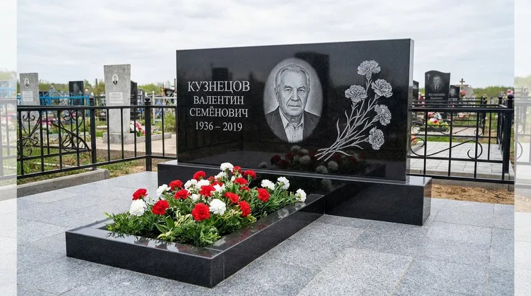 Памятник с гравировкой гвоздик — выполненная работа «Кузнецов» в Санкт-Петербурге