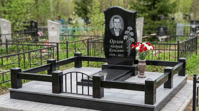 Памятник с гравировкой гвоздик — выполненная работа «Орлов» в Санкт-Петербурге