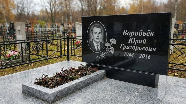 Памятник с гравировкой гвоздик — выполненная работа «Воробьёв» в Санкт-Петербурге