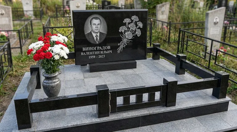 Памятник с гравировкой гвоздик — выполненная работа «Виноградов» в Санкт-Петербурге