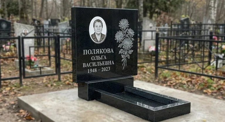 Памятник с гравировкой хризантем — выполненная работа «Полякова» в Санкт-Петербурге