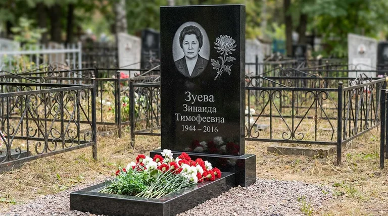 Памятник с гравировкой хризантем — выполненная работа «Зуева» в Санкт-Петербурге