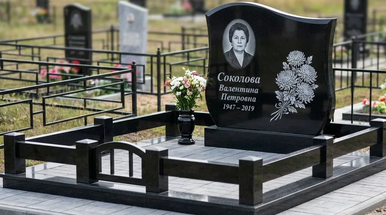 Памятник с гравировкой хризантем — выполненная работа «Соколова» в Санкт-Петербурге