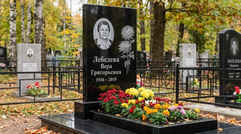 Памятник с гравировкой хризантем — выполненная работа «Лебедева» в Санкт-Петербурге