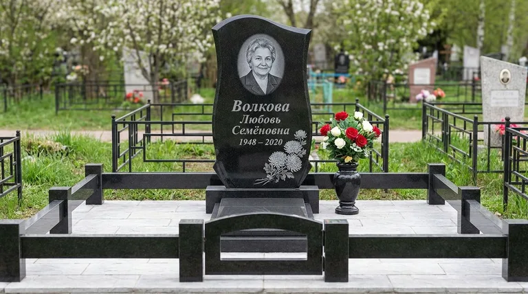 Памятник с гравировкой хризантем — выполненная работа «Волкова» в Санкт-Петербурге