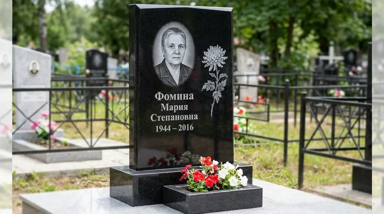Памятник с гравировкой хризантем — выполненная работа «Фомина» в Санкт-Петербурге