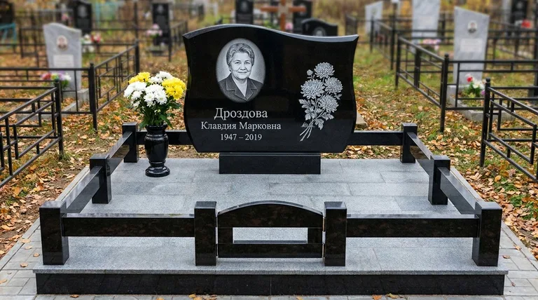 Памятник с гравировкой хризантем — выполненная работа «Дроздова» в Санкт-Петербурге