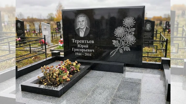 Памятник с гравировкой хризантем — выполненная работа «Терентьев» в Санкт-Петербурге