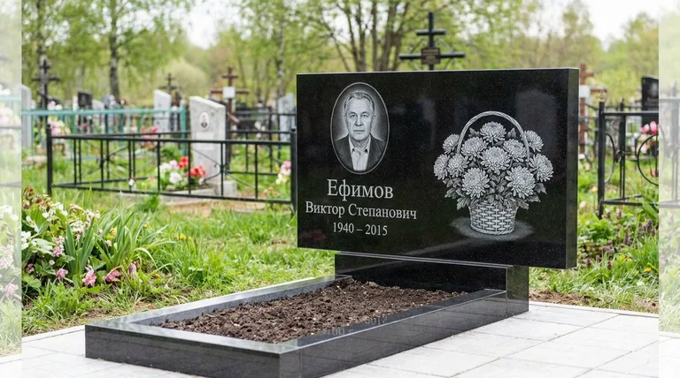 Памятник с гравировкой хризантем — выполненная работа «Ефимов» в Санкт-Петербурге