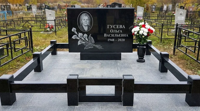 Памятник с гравировкой калл — выполненная работа «Гусева» в Санкт-Петербурге