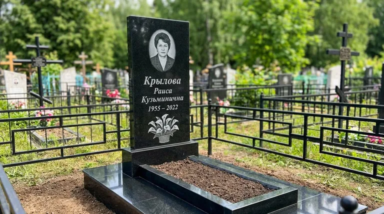 Памятник с гравировкой калл — выполненная работа «Крылова» в Санкт-Петербурге
