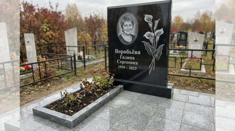 Памятник с гравировкой калл — выполненная работа «Воробьёва» в Санкт-Петербурге