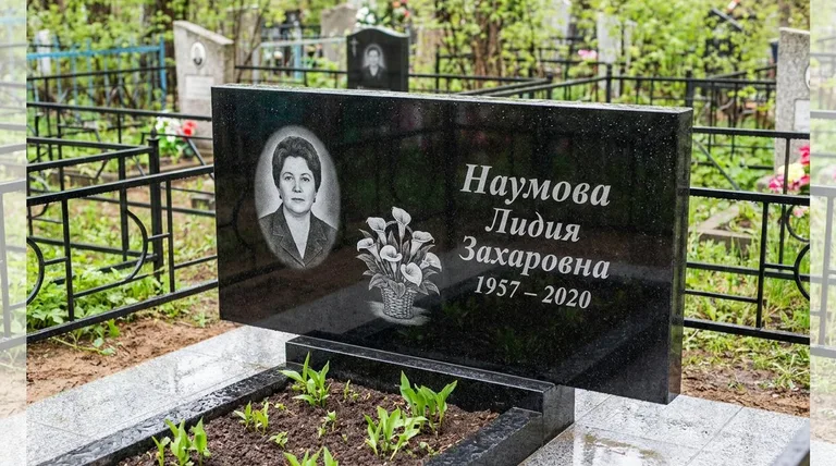 Памятник с гравировкой калл — выполненная работа «Наумова» в Санкт-Петербурге