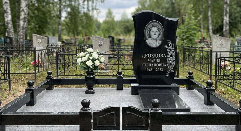 Гравировка ландышей на памятник в Санкт-Петербурге — пример работы на граните
