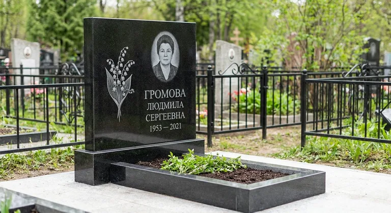 Памятник с гравировкой ландышей — выполненная работа «Громова» в Санкт-Петербурге
