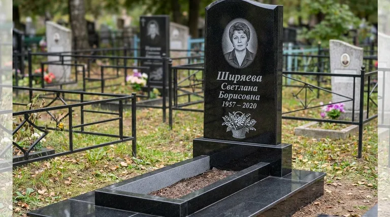 Памятник с гравировкой ландышей — выполненная работа «Ширяева» в Санкт-Петербурге