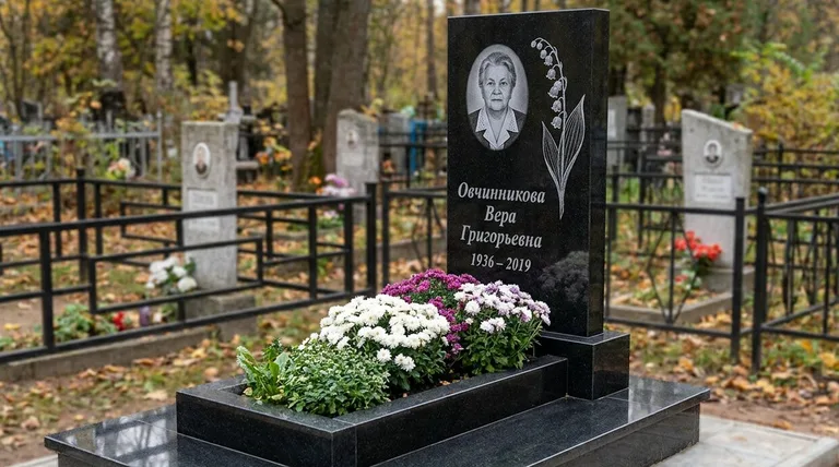 Памятник с гравировкой ландышей — выполненная работа «Овчинникова» в Санкт-Петербурге