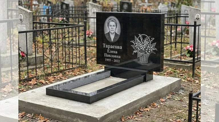 Памятник с гравировкой ландышей — выполненная работа «Тарасова» в Санкт-Петербурге
