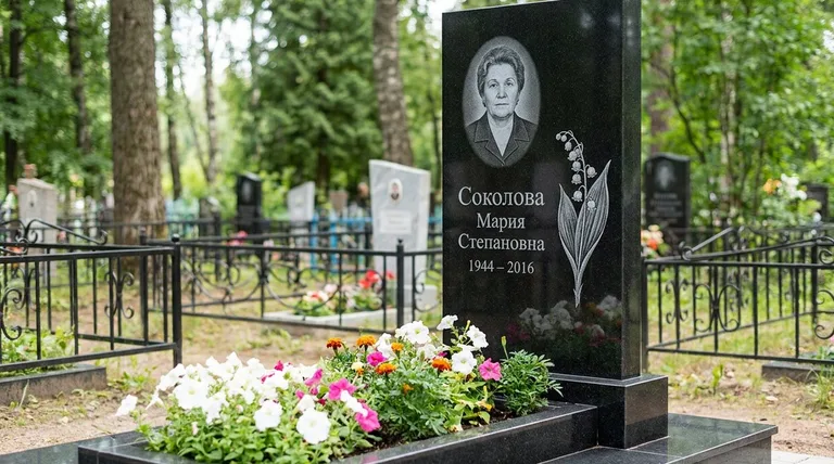 Памятник с гравировкой ландышей — выполненная работа «Соколова» в Санкт-Петербурге