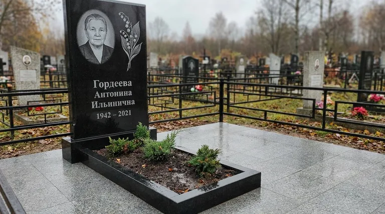 Памятник с гравировкой ландышей — выполненная работа «Гордеева» в Санкт-Петербурге