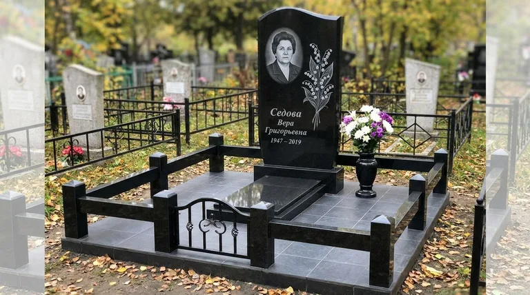 Памятник с гравировкой ландышей — выполненная работа «Седова» в Санкт-Петербурге