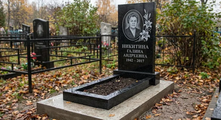 Памятник с гравировкой лилий — выполненная работа «Никитина» в Санкт-Петербурге