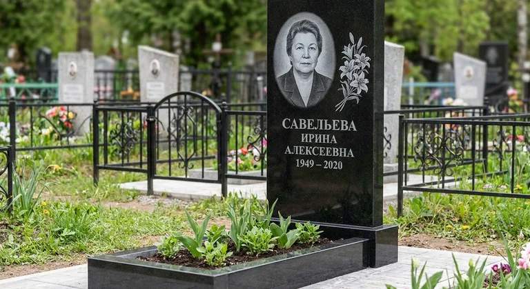 Памятник с гравировкой лилий — выполненная работа «Савельева» в Санкт-Петербурге