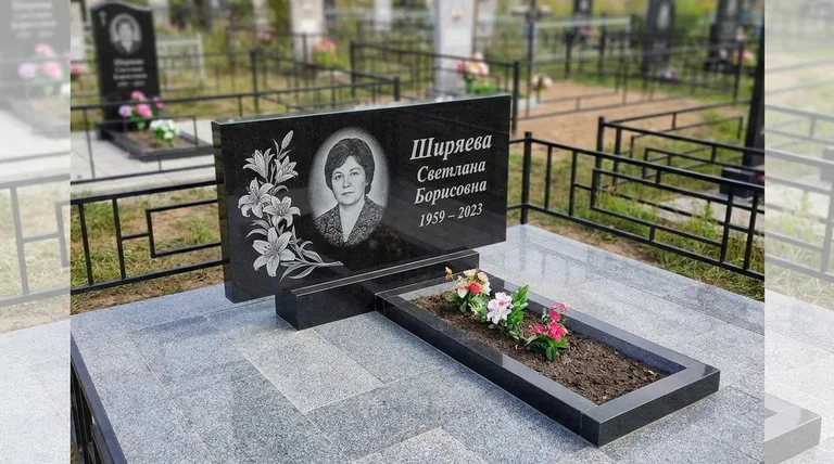 Памятник с гравировкой лилий — выполненная работа «Ширяева» в Санкт-Петербурге