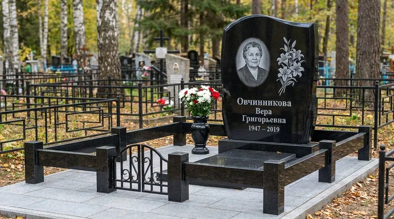 Памятник с гравировкой лилий — выполненная работа «Овчинникова» в Санкт-Петербурге