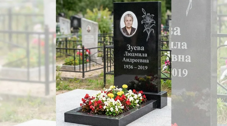 Памятник с гравировкой лилий — выполненная работа «Зуева» в Санкт-Петербурге