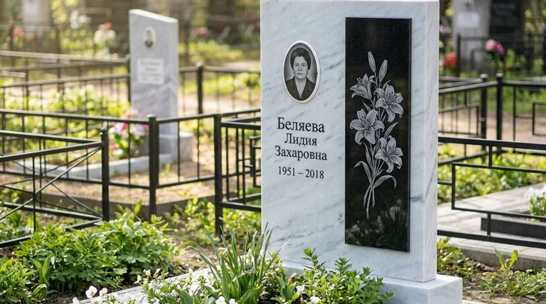Памятник с гравировкой лилий — выполненная работа «Беляева» в Санкт-Петербурге