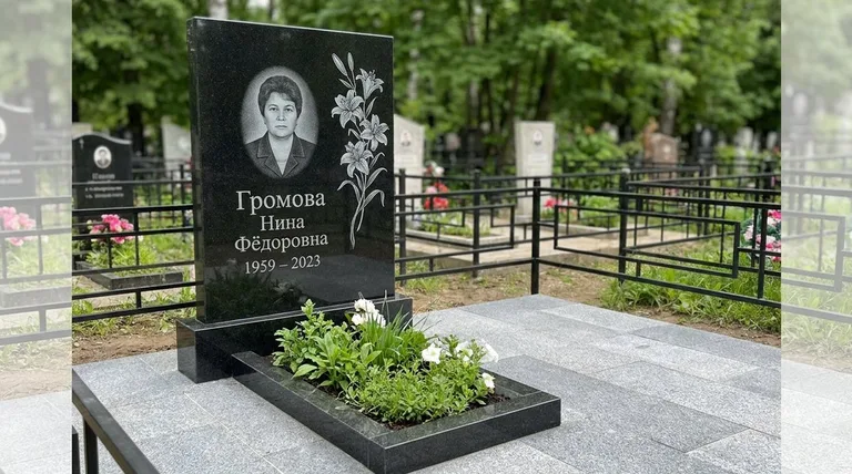 Памятник с гравировкой лилий — выполненная работа «Громова» в Санкт-Петербурге