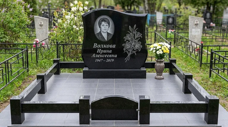 Памятник с гравировкой лилий — выполненная работа «Волкова» в Санкт-Петербурге