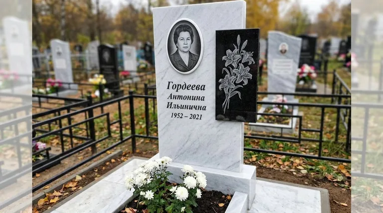 Памятник с гравировкой лилий — выполненная работа «Гордеева» в Санкт-Петербурге