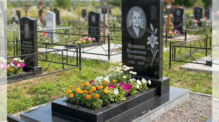 Памятник с гравировкой лилий — выполненная работа «Фомина» в Санкт-Петербурге