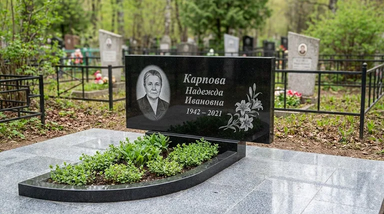 Памятник с гравировкой лилий — выполненная работа «Карпова» в Санкт-Петербурге