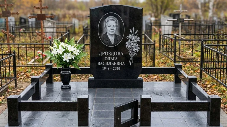 Памятник с гравировкой лилий — выполненная работа «Дроздова» в Санкт-Петербурге