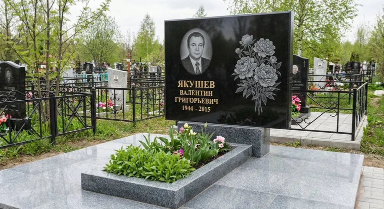 Памятник с гравировкой пионов — выполненная работа «Якушев» в Санкт-Петербурге