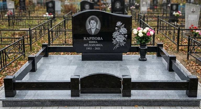 Памятник с гравировкой пионов — выполненная работа «Карпова» в Санкт-Петербурге